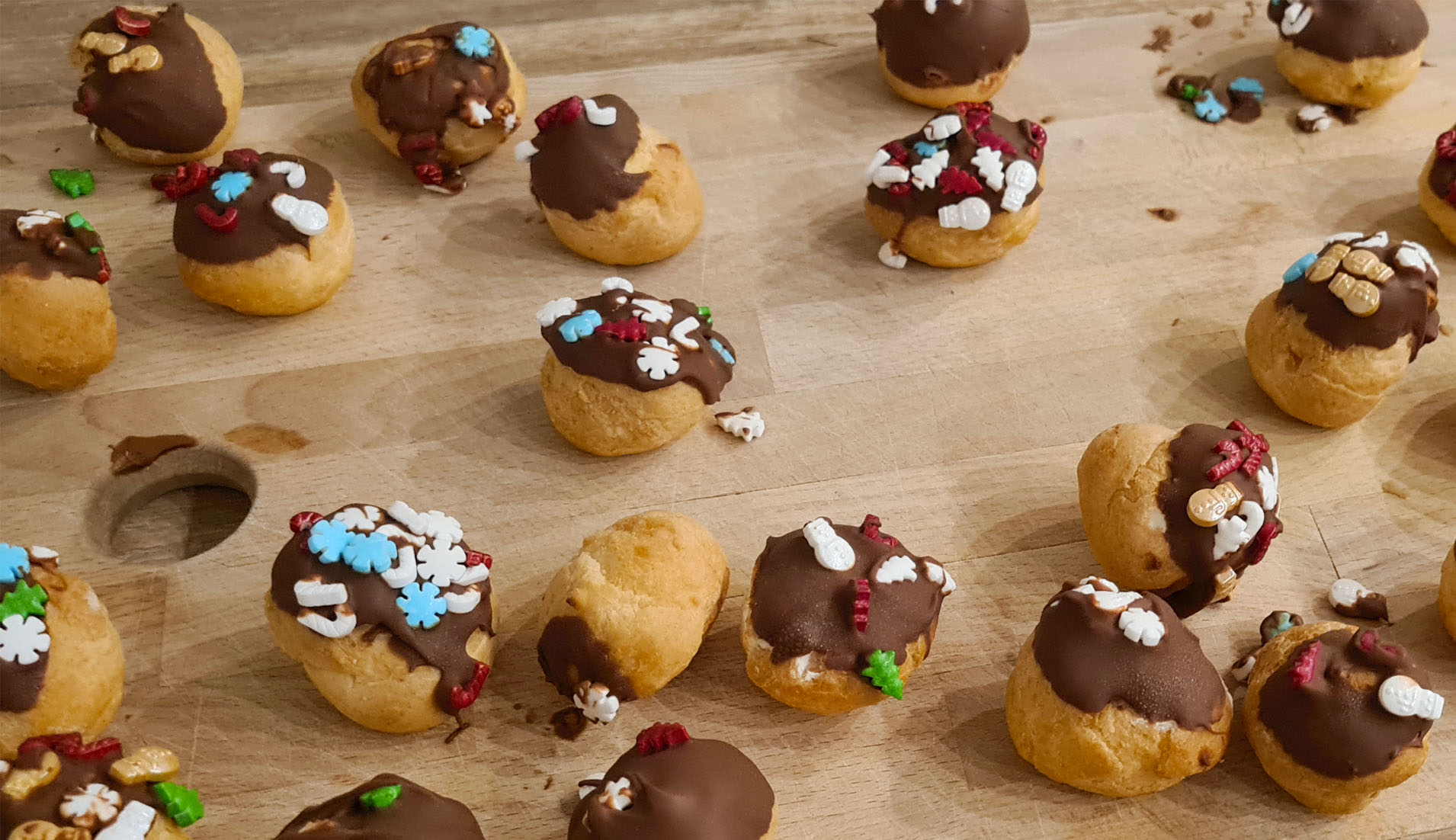 traktatiesoesjes, in chocolade gedipte soesjes met sprinkles